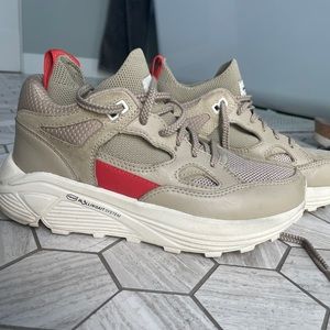 Aura model Brandblack womens sneakers . Very close to new. Fits true to size .